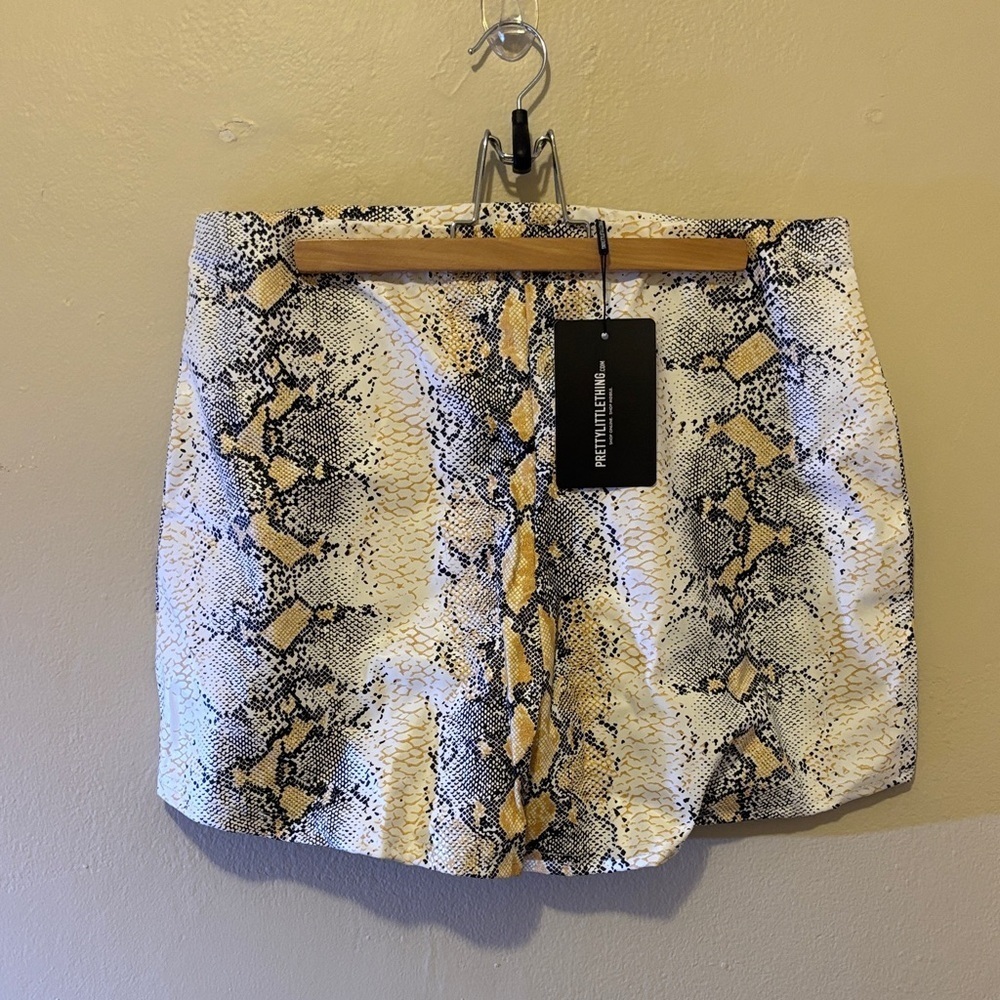 PrettyLittleThing Snake Print Skorts - Black, White, Tan